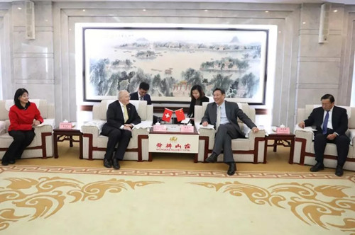 �����������ֻ�������Ѻ�Э����ϯ�߸���һ��